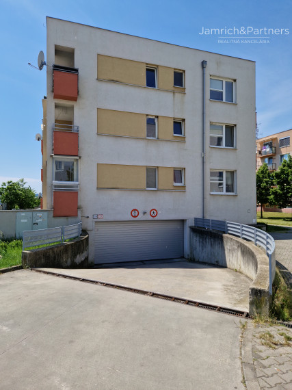 Prenájom GARÁŽOVÉHO MIESTA v Pezinku, na Silvánovej ulici