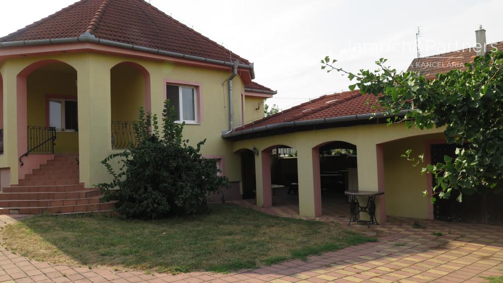 zrekonštruovaný praktický 4–IZBOVÝ RODINNÝ DOM v Lužiankach