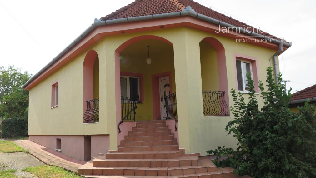 zrekonštruovaný praktický 4–IZBOVÝ RODINNÝ DOM v Lužiankach