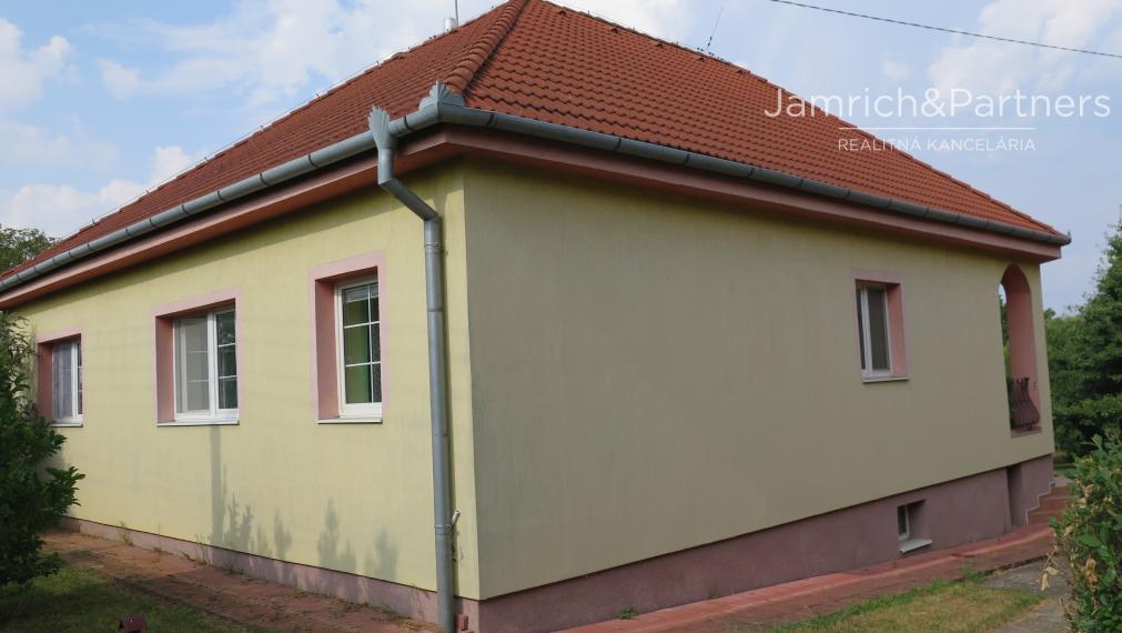 zrekonštruovaný praktický 4–IZBOVÝ RODINNÝ DOM v Lužiankach