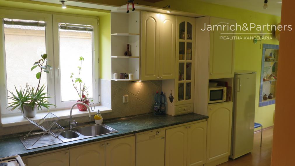 zrekonštruovaný praktický 4–IZBOVÝ RODINNÝ DOM v Lužiankach