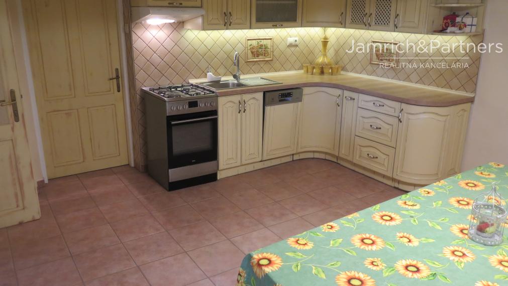 zrekonštruovaný praktický 4–IZBOVÝ RODINNÝ DOM v Lužiankach