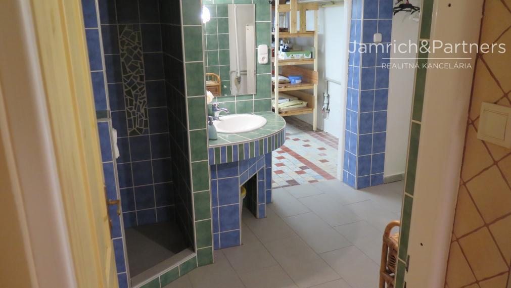 zrekonštruovaný praktický 4–IZBOVÝ RODINNÝ DOM v Lužiankach