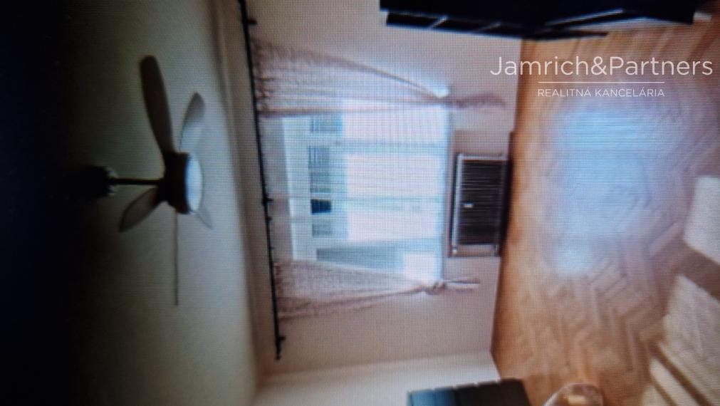 Prenajmeme 2 izb. byt s lodžiou v Bratislave I–Staré Mesto.