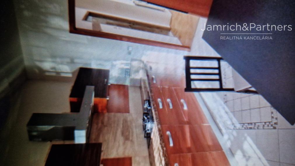 Prenajmeme 2 izb. byt s lodžiou v Bratislave I–Staré Mesto.