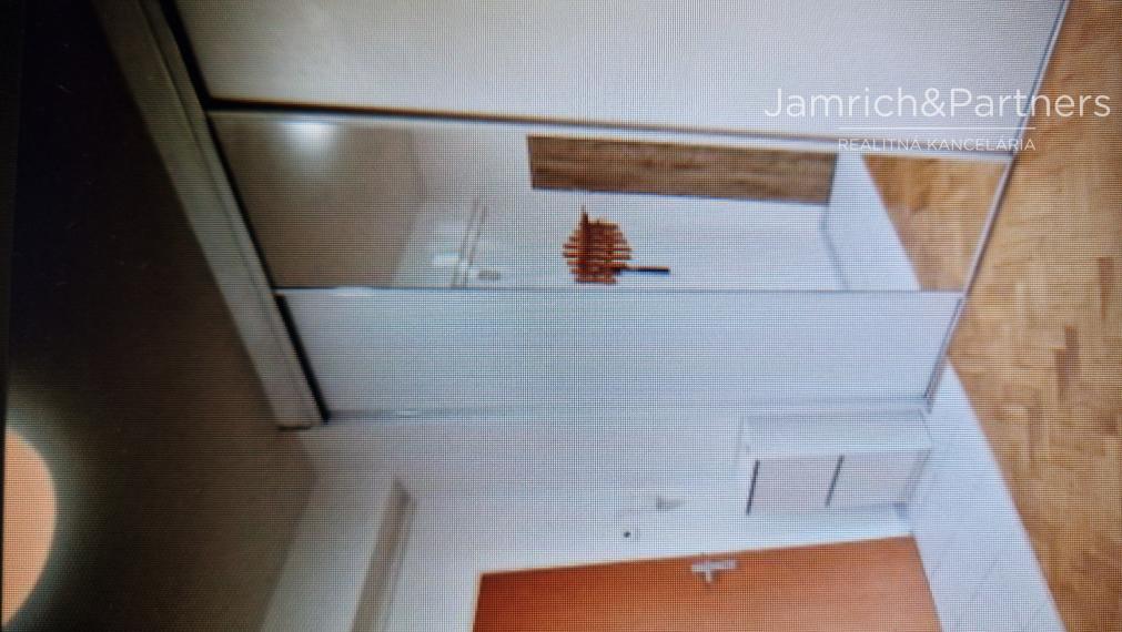 Prenajmeme 2 izb. byt s lodžiou v Bratislave I–Staré Mesto.