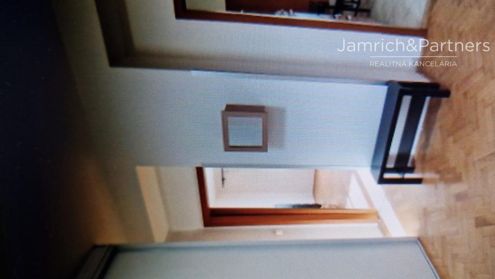 Prenajmeme 2 izb. byt s lodžiou v Bratislave I–Staré Mesto.