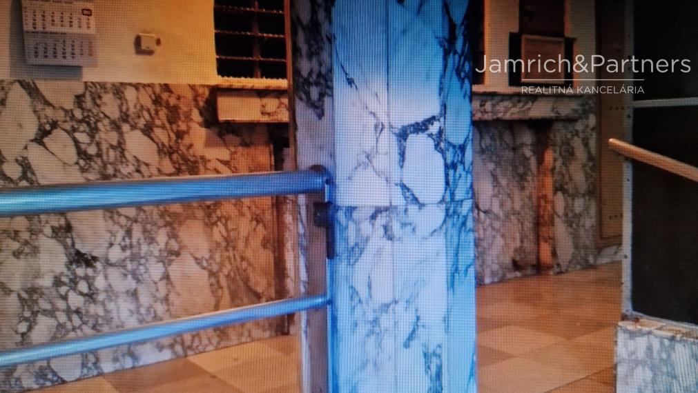 Prenajmeme 2 izb. byt s lodžiou v Bratislave I–Staré Mesto.