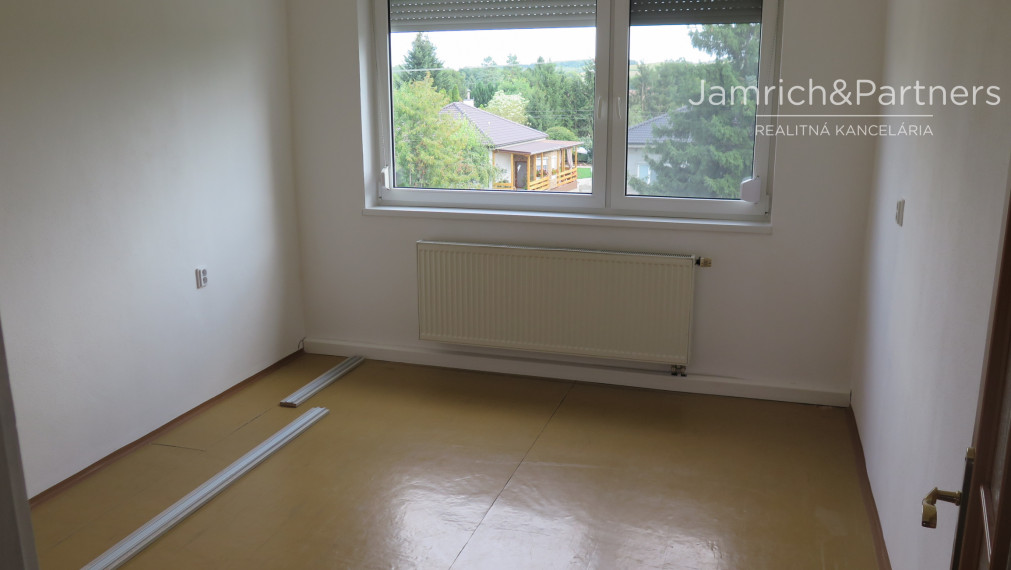 Predaj - veľký 4-i. BYT - Hlavná ul., Nová Ves nad Žitavou.