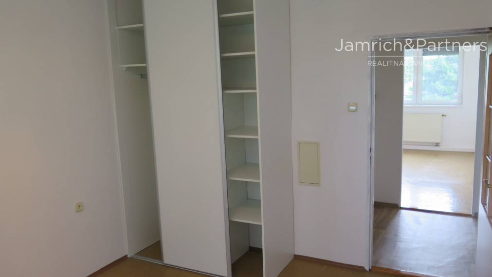 Predaj - veľký 4-i. BYT - Hlavná ul., Nová Ves nad Žitavou.