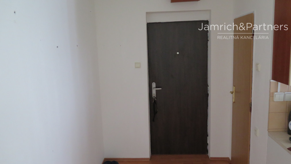 Predaj - veľký 4-i. BYT - Hlavná ul., Nová Ves nad Žitavou.