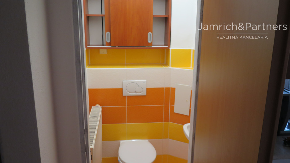 Predaj - veľký 4-i. BYT - Hlavná ul., Nová Ves nad Žitavou.