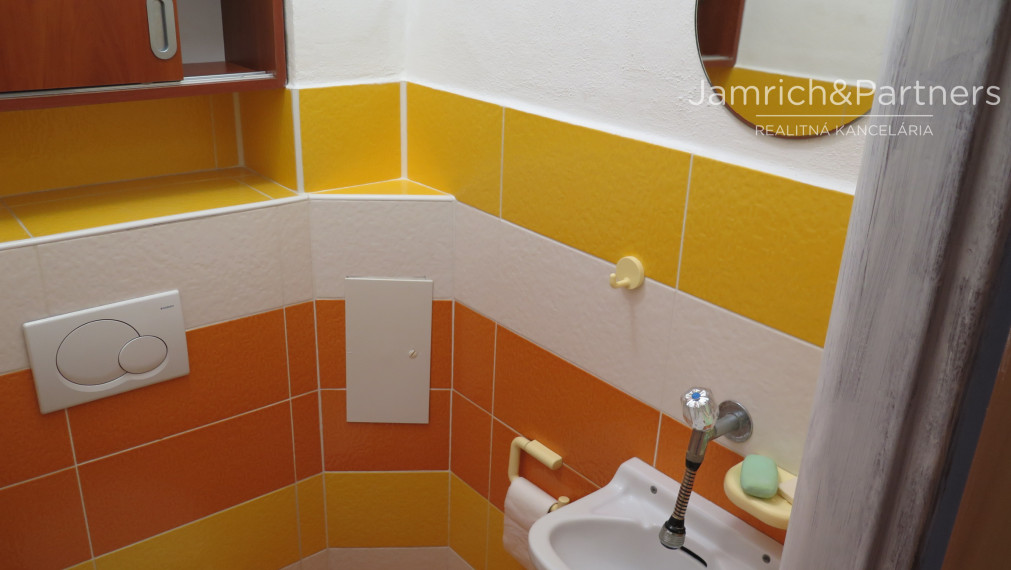 Predaj - veľký 4-i. BYT - Hlavná ul., Nová Ves nad Žitavou.