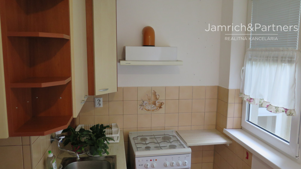 Predaj - veľký 4-i. BYT - Hlavná ul., Nová Ves nad Žitavou.