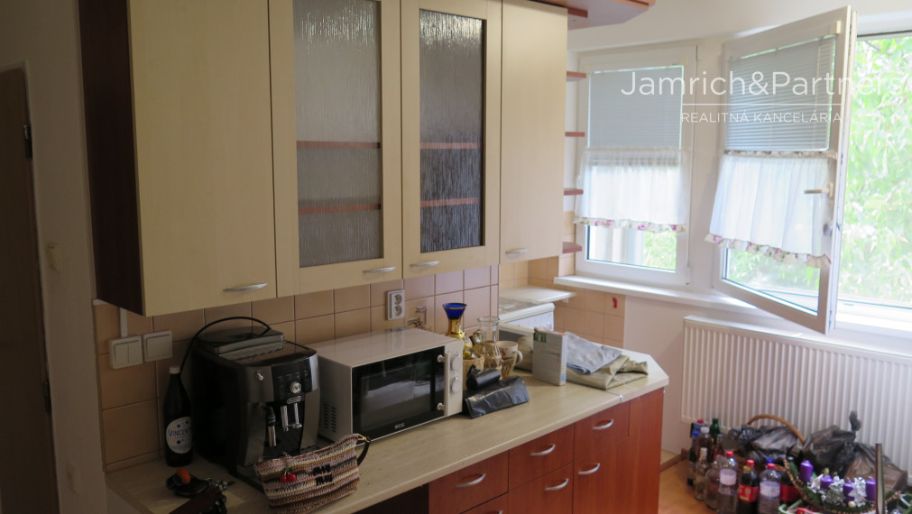 Predaj - veľký 4-i. BYT - Hlavná ul., Nová Ves nad Žitavou.