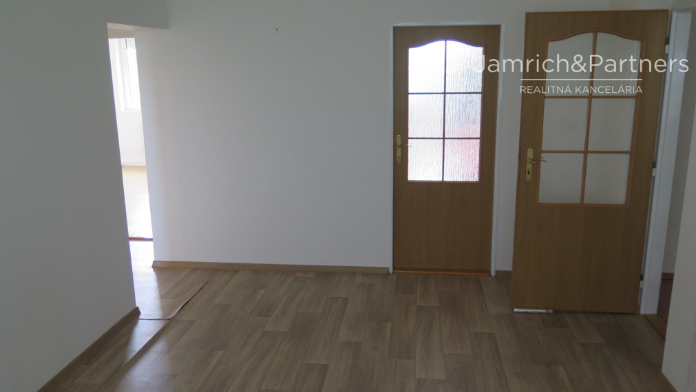 Predaj - veľký 4-i. BYT - Hlavná ul., Nová Ves nad Žitavou.