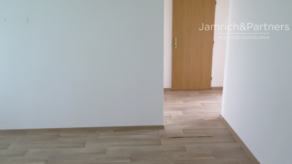 Predaj - veľký 4-i. BYT - Hlavná ul., Nová Ves nad Žitavou.