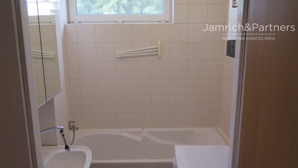 Predaj - veľký 4-i. BYT - Hlavná ul., Nová Ves nad Žitavou.