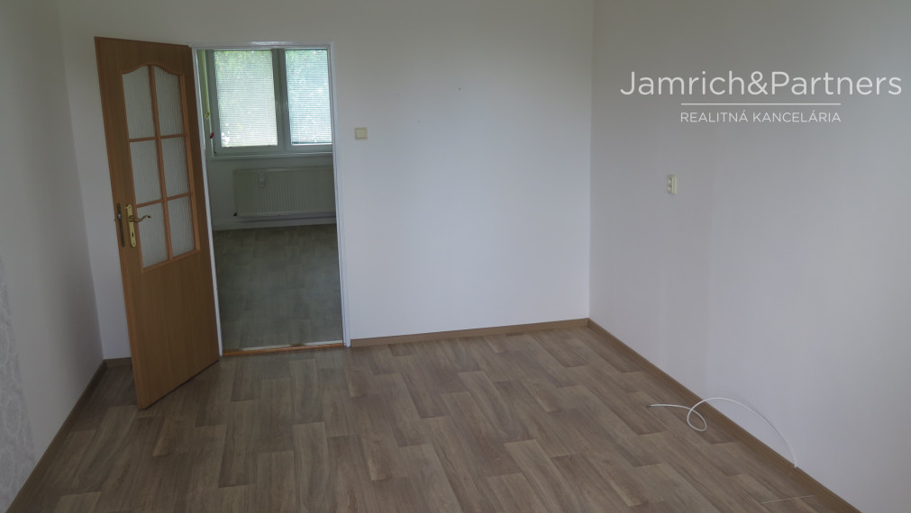 Predaj - veľký 4-i. BYT - Hlavná ul., Nová Ves nad Žitavou.