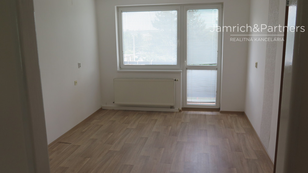 Predaj - veľký 4-i. BYT - Hlavná ul., Nová Ves nad Žitavou.