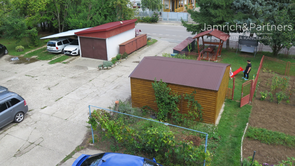 Predaj - veľký 4-i. BYT - Hlavná ul., Nová Ves nad Žitavou.