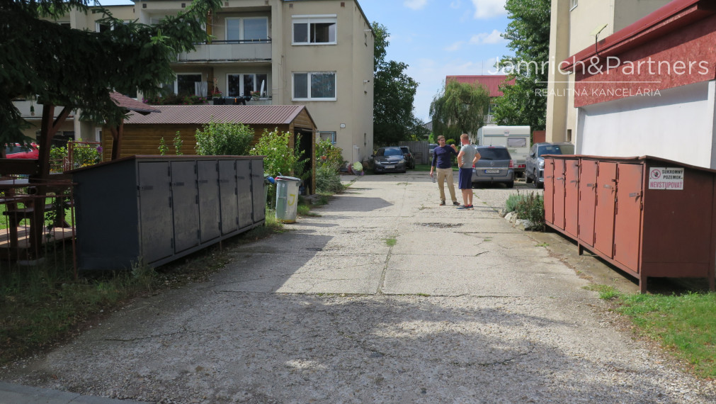 Predaj - veľký 4-i. BYT - Hlavná ul., Nová Ves nad Žitavou.