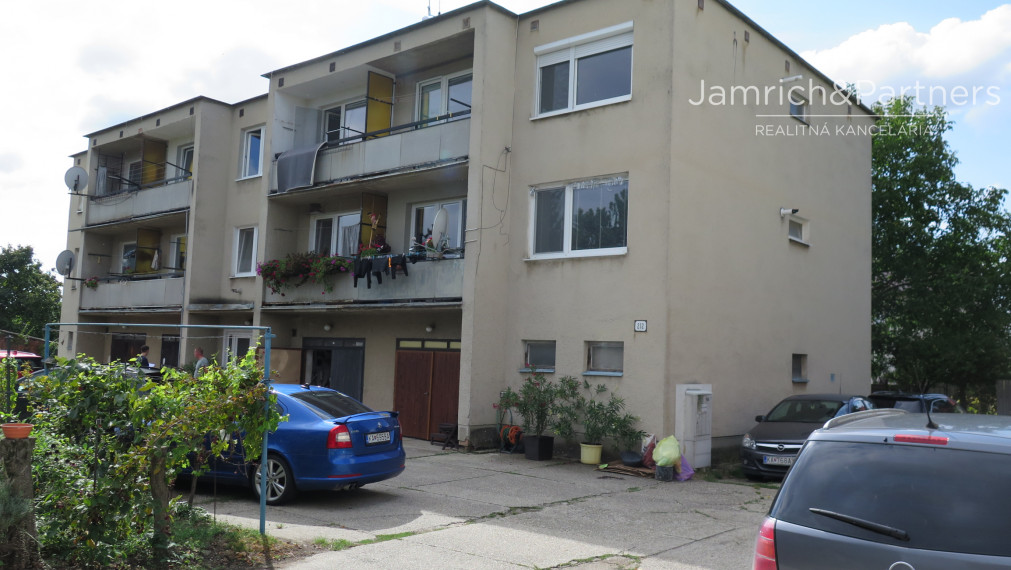 Predaj - veľký 4-i. BYT - Hlavná ul., Nová Ves nad Žitavou.