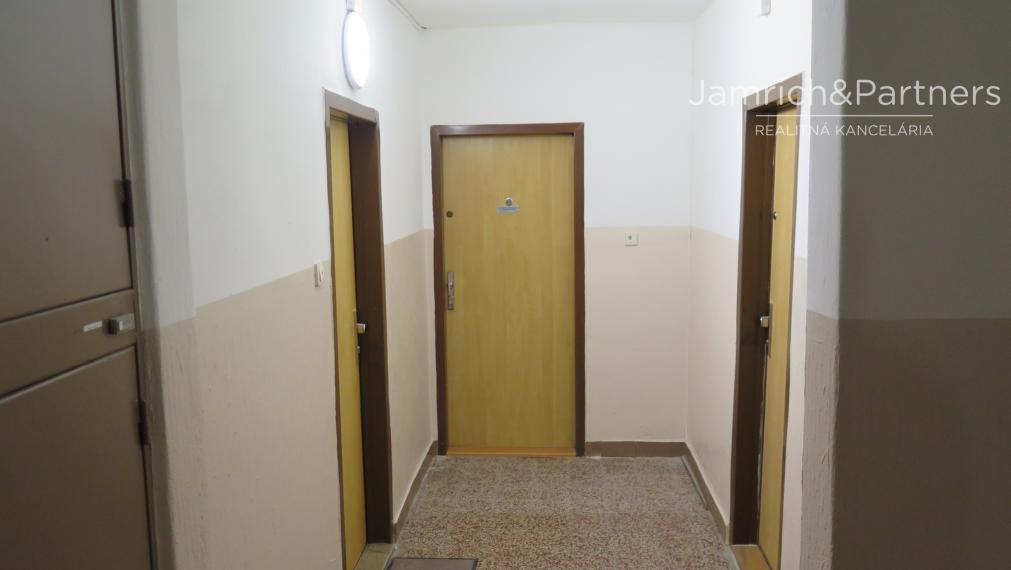 Predaj 3-izbový byt s dvoma lodžiami na Žarnovickej ul.č. 3 v Bratislave III – časť Rača