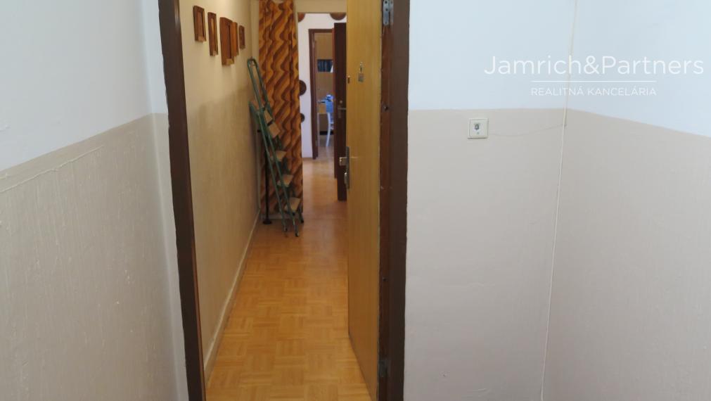 Predaj 3-izbový byt s dvoma lodžiami na Žarnovickej ul.č. 3 v Bratislave III – časť Rača