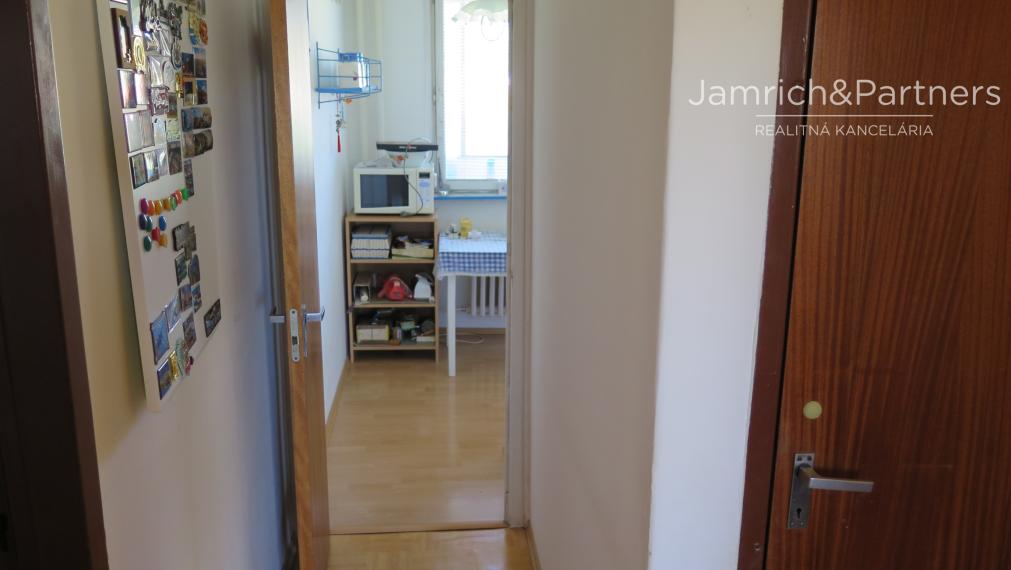 Predaj 3-izbový byt s dvoma lodžiami na Žarnovickej ul.č. 3 v Bratislave III – časť Rača