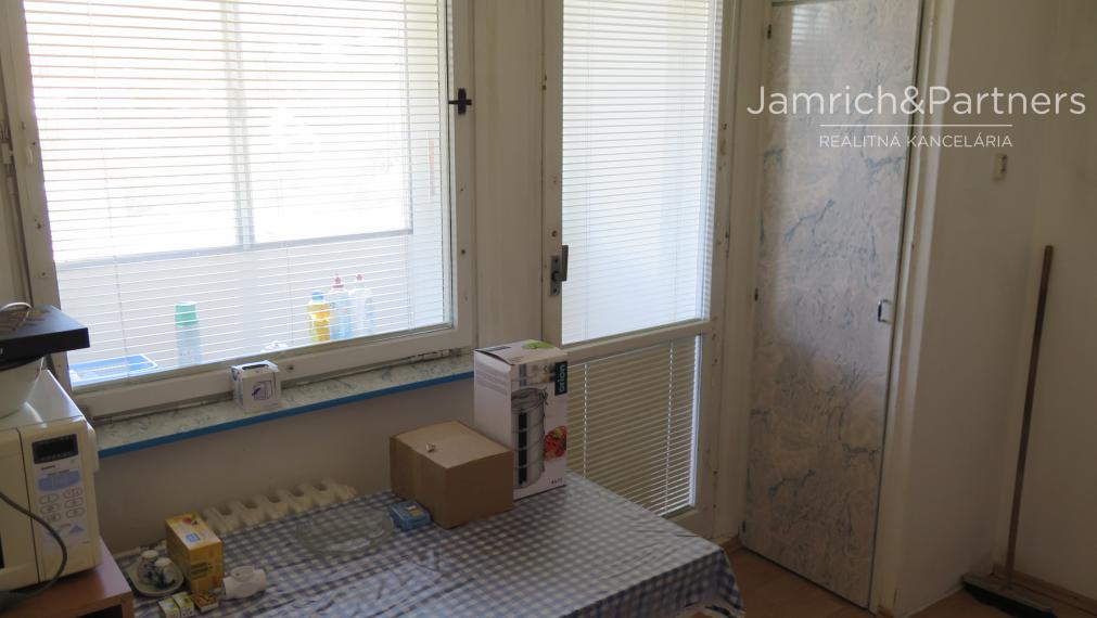 Predaj 3-izbový byt s dvoma lodžiami na Žarnovickej ul.č. 3 v Bratislave III – časť Rača