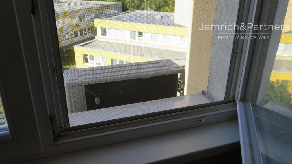 Predaj 3-izbový byt s dvoma lodžiami na Žarnovickej ul.č. 3 v Bratislave III – časť Rača