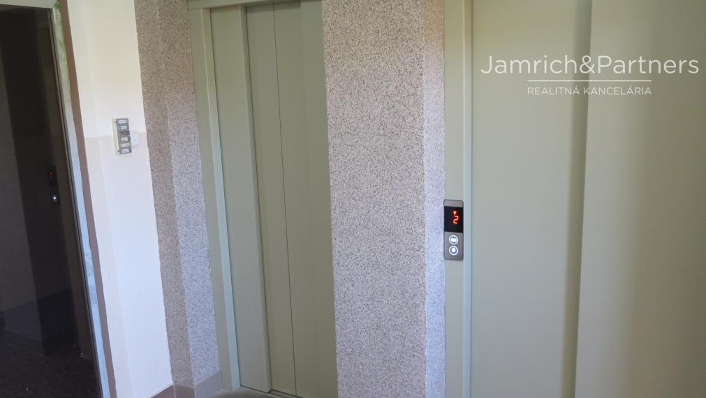 Predaj 3-izbový byt s dvoma lodžiami na Žarnovickej ul.č. 3 v Bratislave III – časť Rača