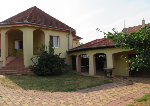 zrekonštruovaný praktický 4–IZBOVÝ RODINNÝ DOM v Lužiankach