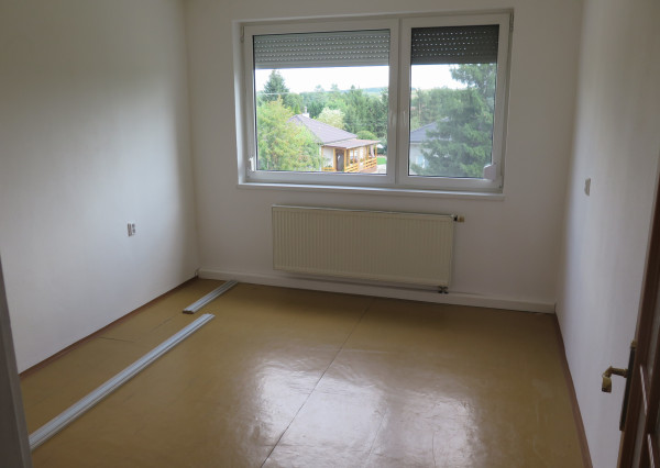 Predaj - veľký 4-i. BYT - Hlavná ul., Nová Ves nad Žitavou.